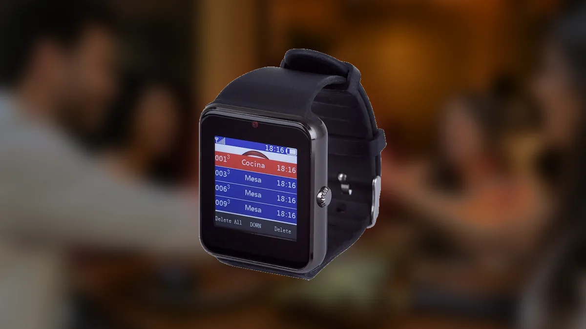 Reloj del mesero Smart Call mostrando llamadas Cocina, Mesa 03, Mesa 06 y Barra — foto de producto